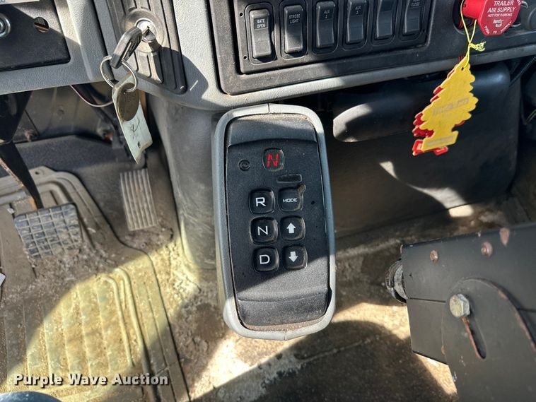 image for item FK0038 2006 International 7400 dump truck