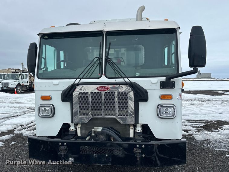 image for item FK0060 2020 Peterbilt 520 refuse truck