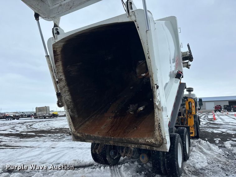 image for item FK0060 2020 Peterbilt 520 refuse truck