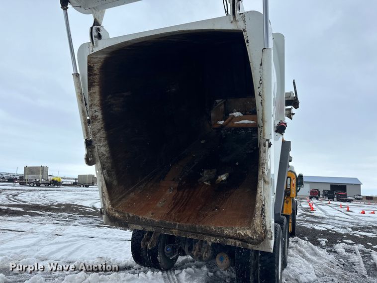 image for item FK0060 2020 Peterbilt 520 refuse truck