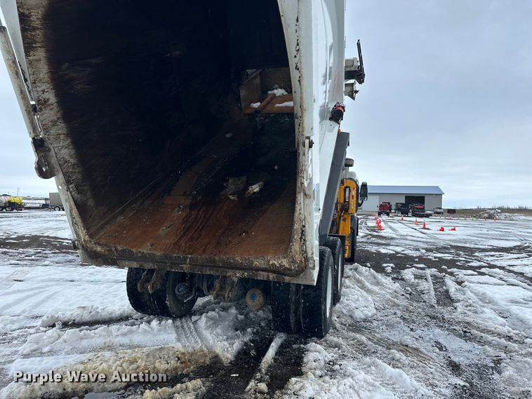 image for item FK0060 2020 Peterbilt 520 refuse truck