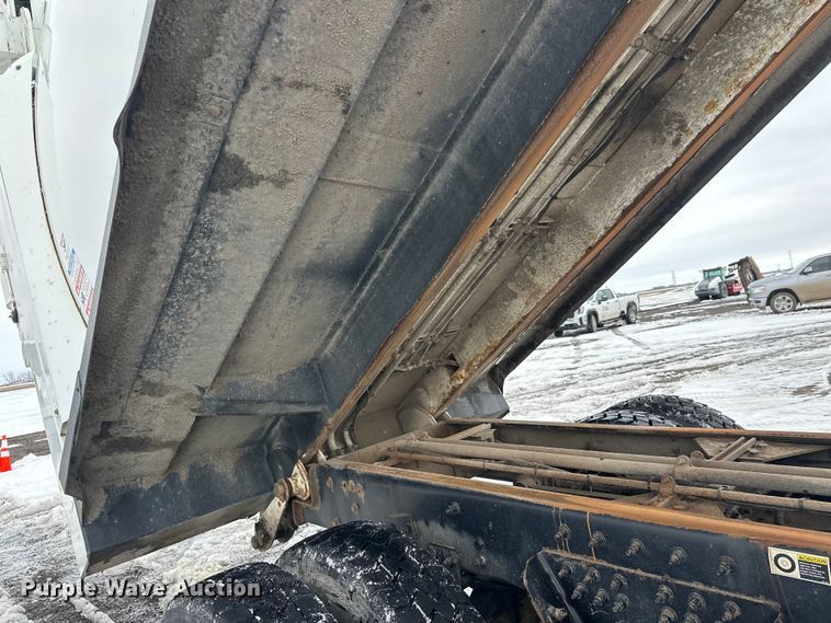 image for item FK0060 2020 Peterbilt 520 refuse truck