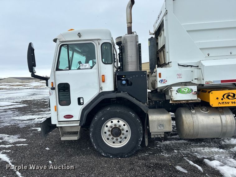image for item FK0060 2020 Peterbilt 520 refuse truck