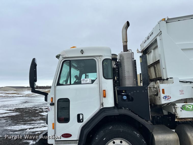 image for item FK0060 2020 Peterbilt 520 refuse truck