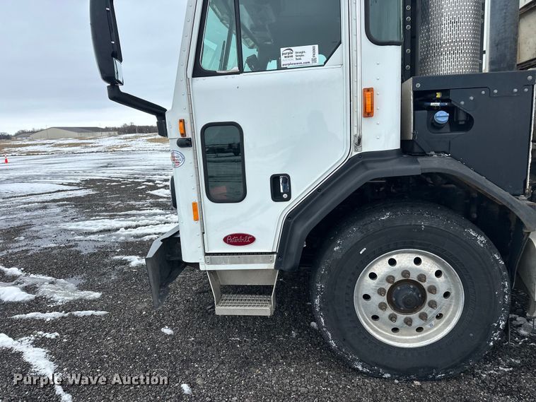 image for item FK0060 2020 Peterbilt 520 refuse truck