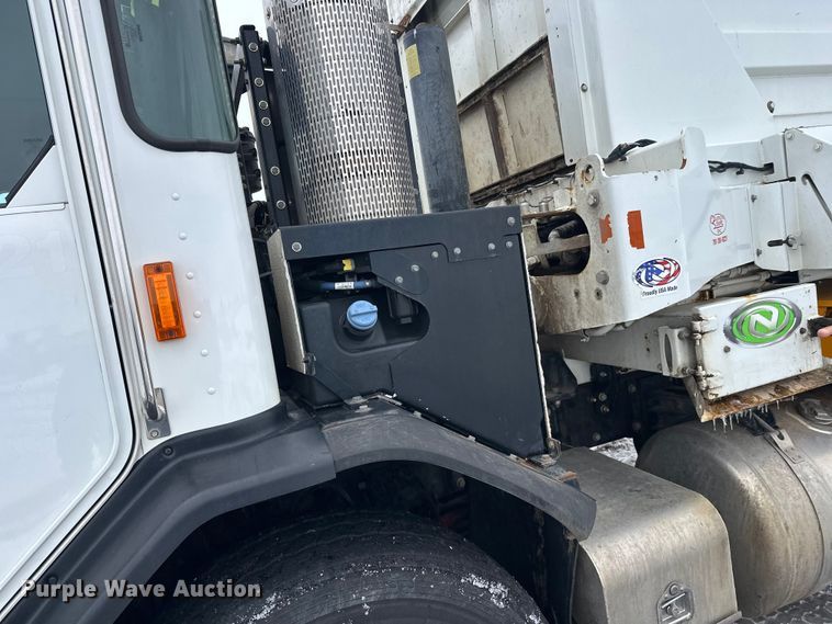 image for item FK0060 2020 Peterbilt 520 refuse truck