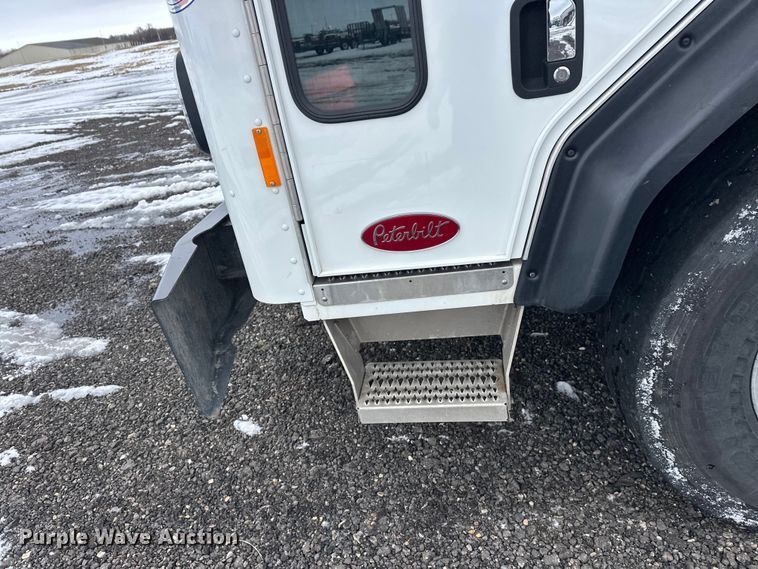 image for item FK0060 2020 Peterbilt 520 refuse truck