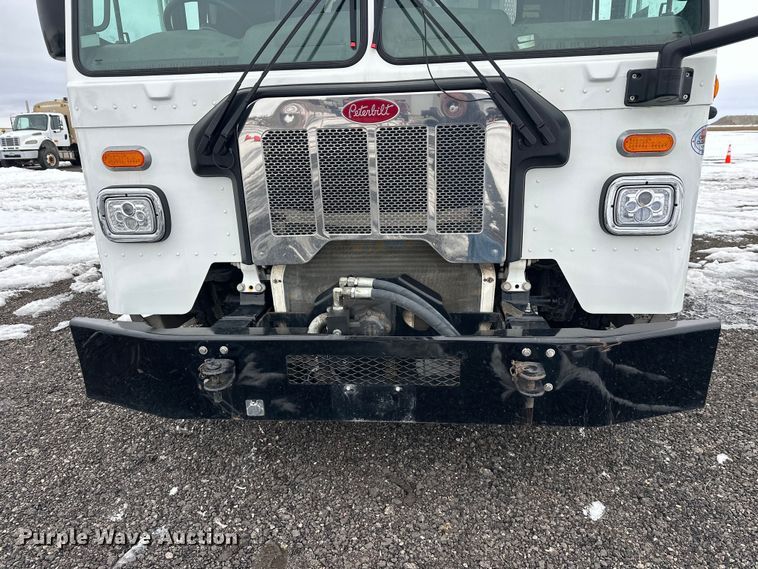 image for item FK0060 2020 Peterbilt 520 refuse truck