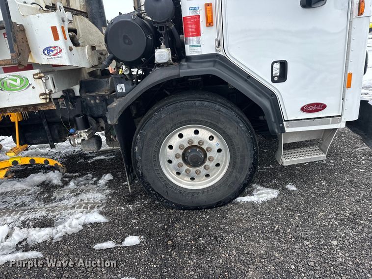 image for item FK0060 2020 Peterbilt 520 refuse truck