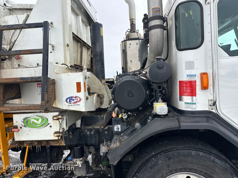 image for item FK0060 2020 Peterbilt 520 refuse truck