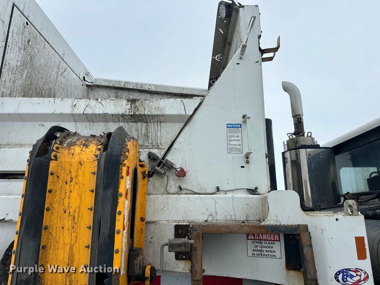 image for item FK0060 2020 Peterbilt 520 refuse truck