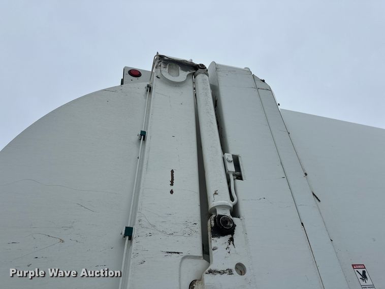 image for item FK0060 2020 Peterbilt 520 refuse truck