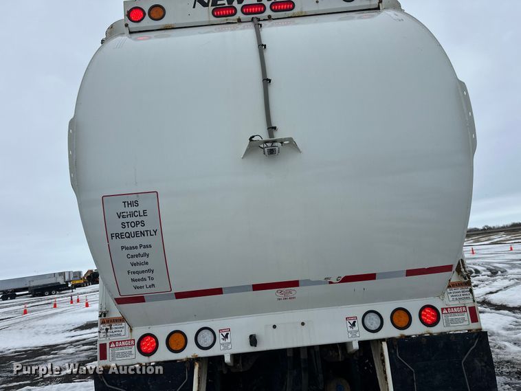 image for item FK0060 2020 Peterbilt 520 refuse truck