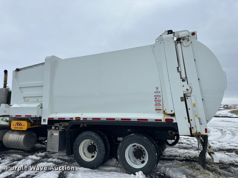 image for item FK0060 2020 Peterbilt 520 refuse truck