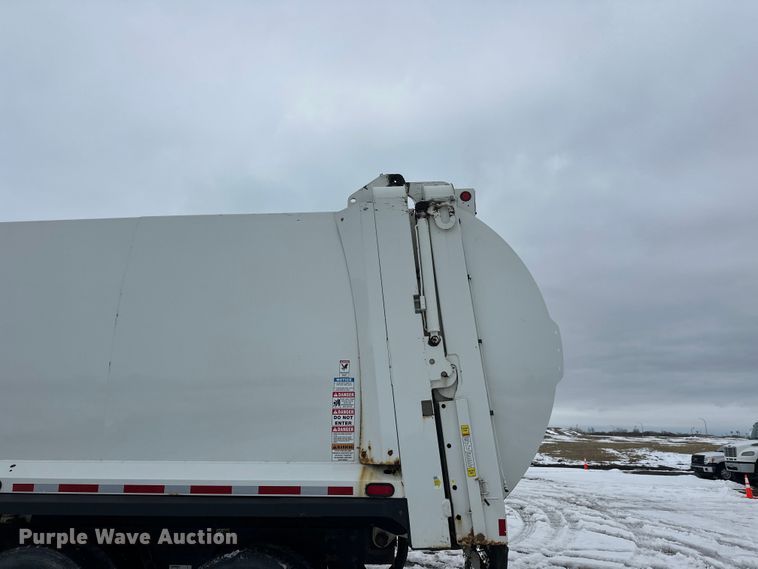 image for item FK0060 2020 Peterbilt 520 refuse truck