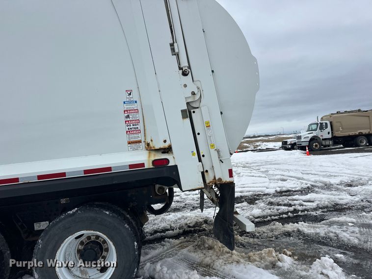 image for item FK0060 2020 Peterbilt 520 refuse truck