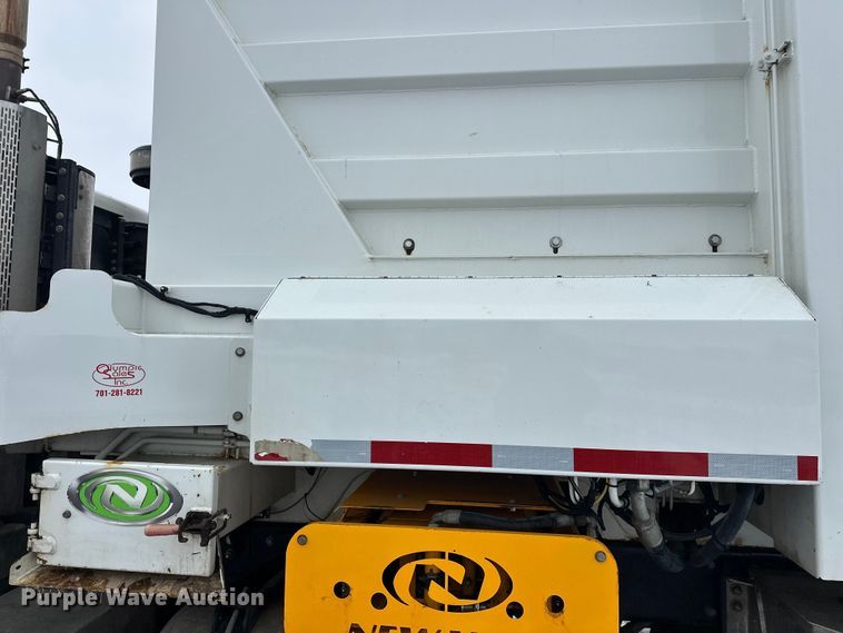 image for item FK0060 2020 Peterbilt 520 refuse truck