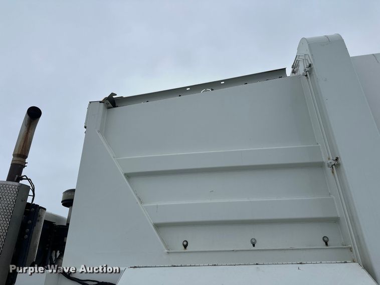 image for item FK0060 2020 Peterbilt 520 refuse truck