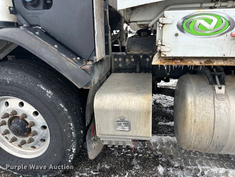 image for item FK0060 2020 Peterbilt 520 refuse truck