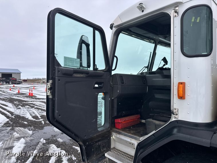 image for item FK0060 2020 Peterbilt 520 refuse truck