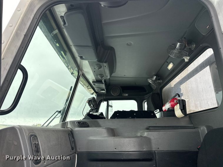 image for item FK0060 2020 Peterbilt 520 refuse truck