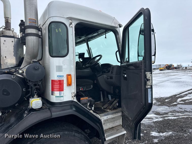 image for item FK0060 2020 Peterbilt 520 refuse truck