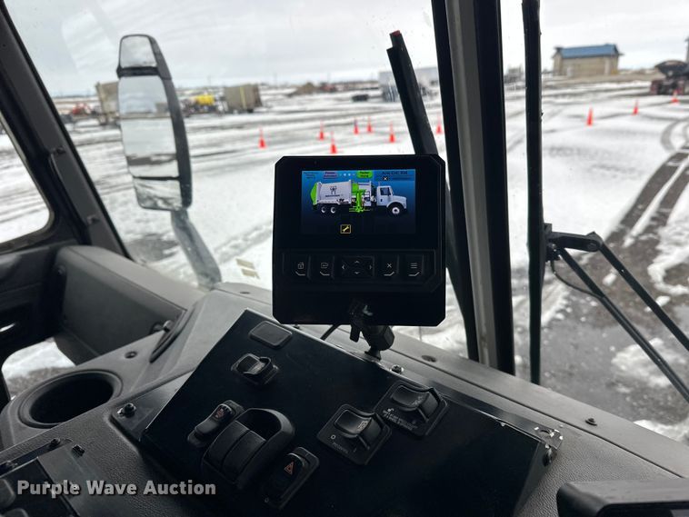 image for item FK0060 2020 Peterbilt 520 refuse truck