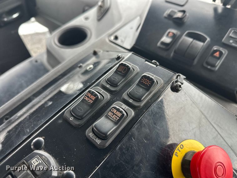 image for item FK0060 2020 Peterbilt 520 refuse truck