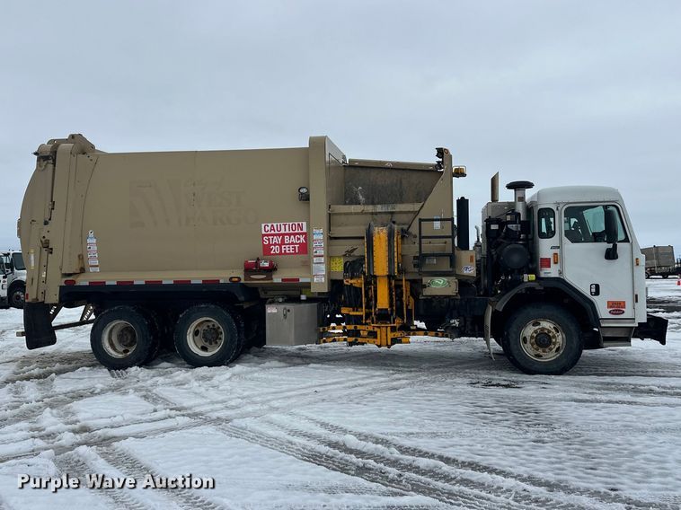 image for item FK0061 2017 Peterbilt PB320 refuse truck