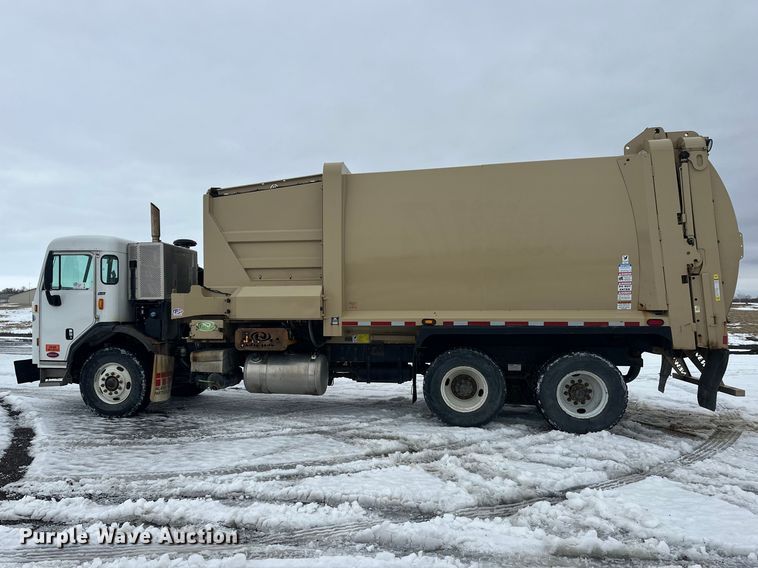 image for item FK0061 2017 Peterbilt PB320 refuse truck