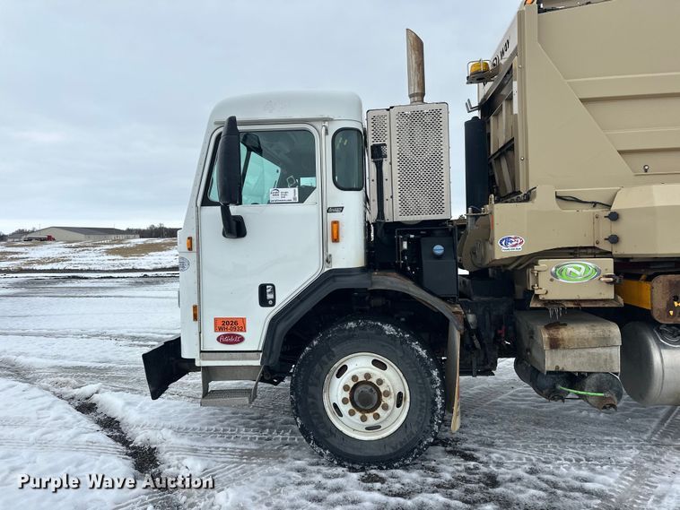 image for item FK0061 2017 Peterbilt PB320 refuse truck