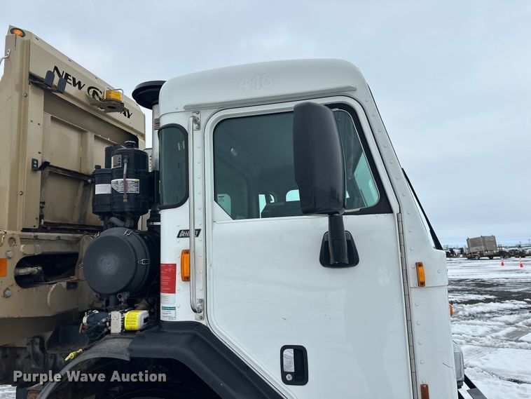 image for item FK0061 2017 Peterbilt PB320 refuse truck