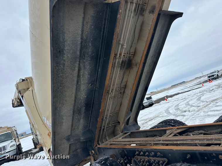 image for item FK0061 2017 Peterbilt PB320 refuse truck