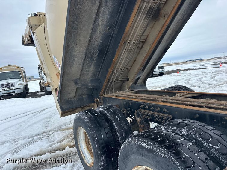 image for item FK0061 2017 Peterbilt PB320 refuse truck