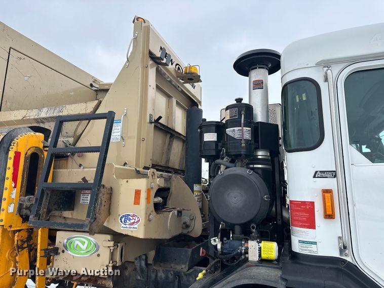 image for item FK0061 2017 Peterbilt PB320 refuse truck