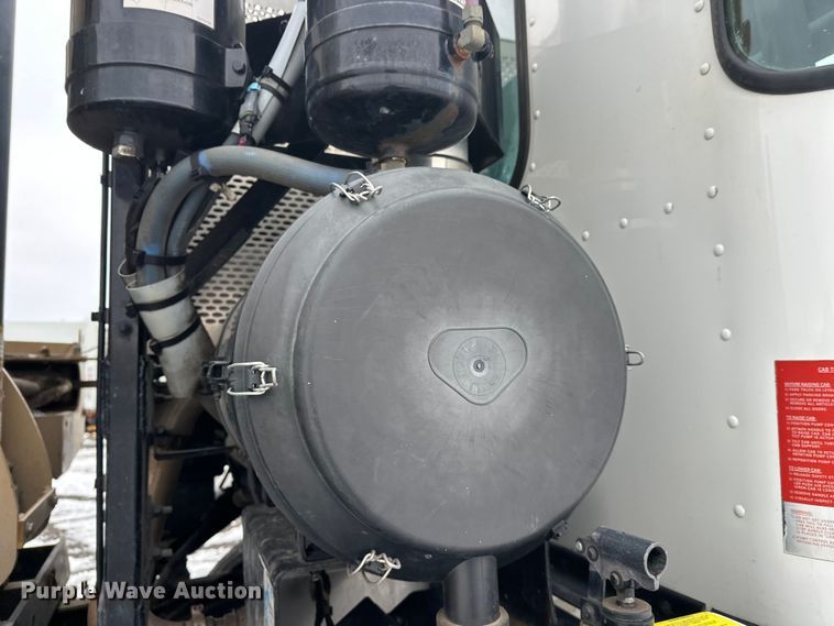 image for item FK0061 2017 Peterbilt PB320 refuse truck