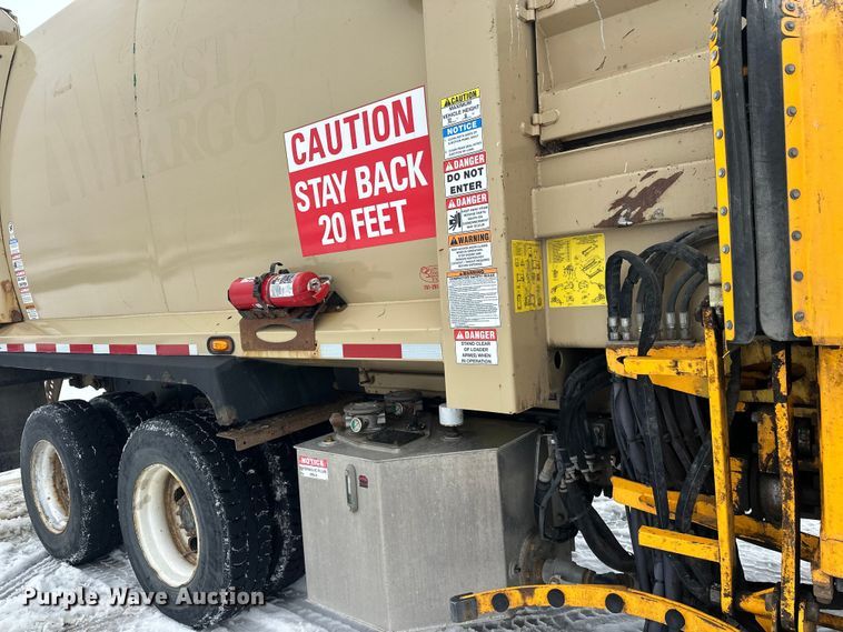 image for item FK0061 2017 Peterbilt PB320 refuse truck