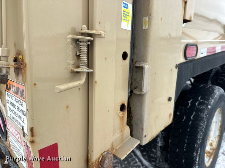 image for item FK0061 2017 Peterbilt PB320 refuse truck