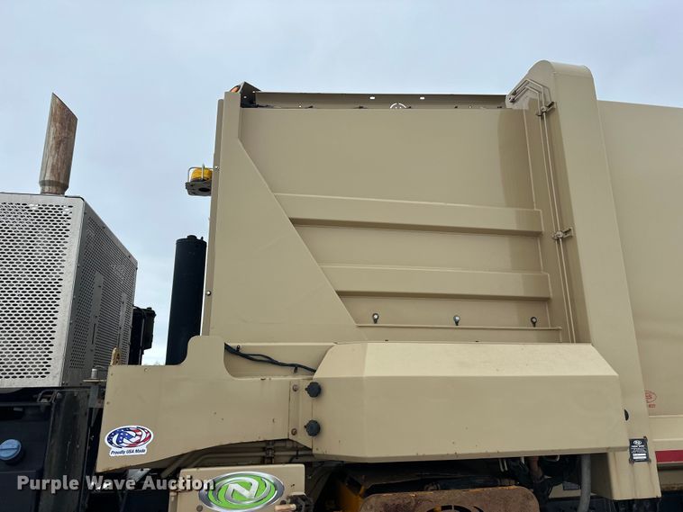 image for item FK0061 2017 Peterbilt PB320 refuse truck