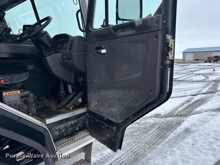 image for item FK0061 2017 Peterbilt PB320 refuse truck