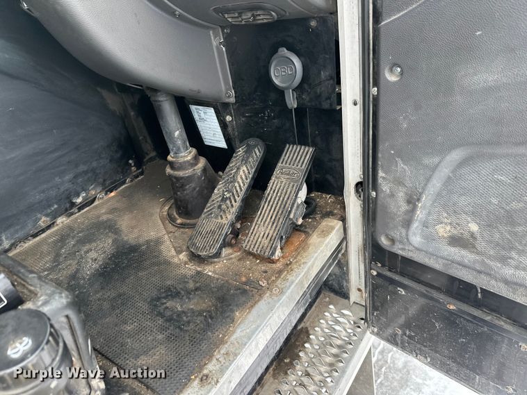 image for item FK0061 2017 Peterbilt PB320 refuse truck