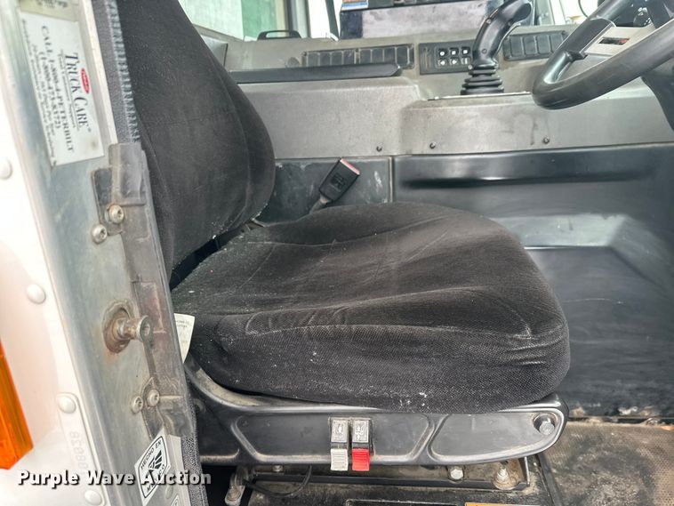 image for item FK0061 2017 Peterbilt PB320 refuse truck