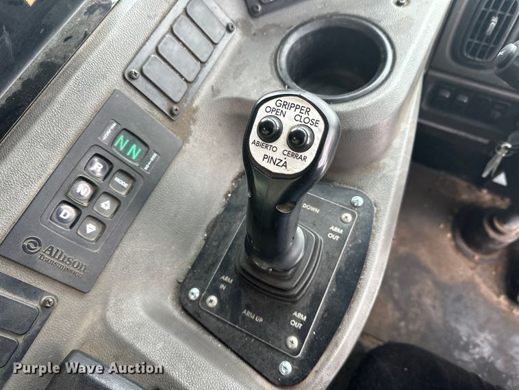 image for item FK0061 2017 Peterbilt PB320 refuse truck