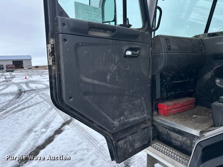 image for item FK0061 2017 Peterbilt PB320 refuse truck