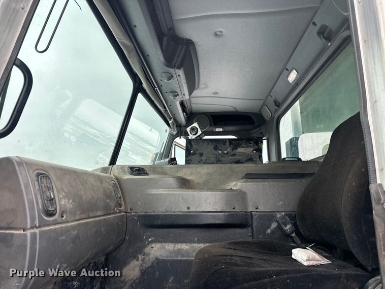 image for item FK0061 2017 Peterbilt PB320 refuse truck