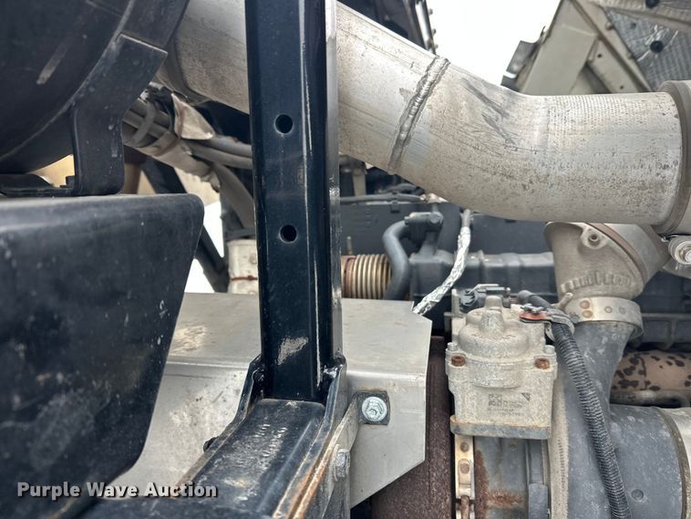 image for item FK0061 2017 Peterbilt PB320 refuse truck