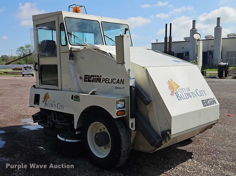 image for item FN5598 1999 Elgin Pelican street sweeper