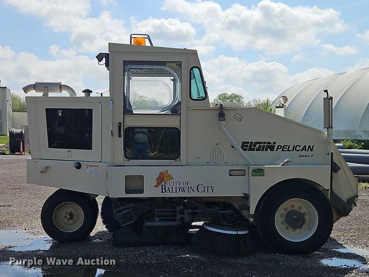image for item FN5598 1999 Elgin Pelican street sweeper