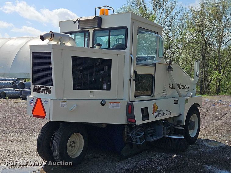 image for item FN5598 1999 Elgin Pelican street sweeper