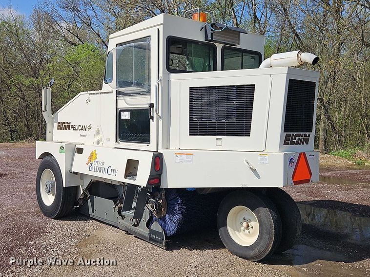 image for item FN5598 1999 Elgin Pelican street sweeper